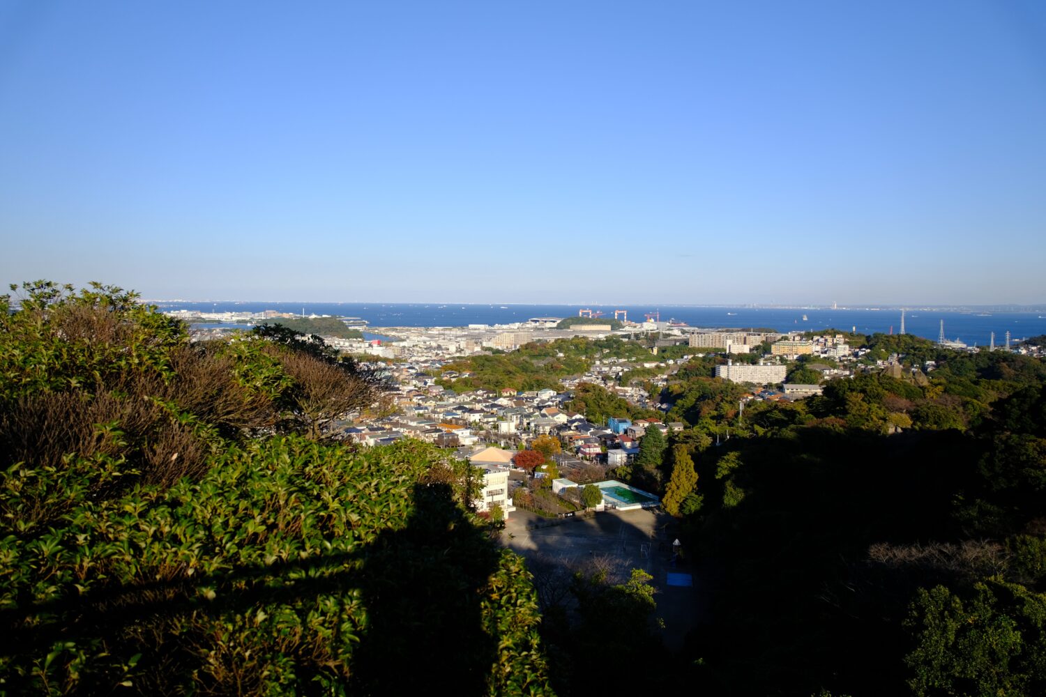 遠くに海が見えます