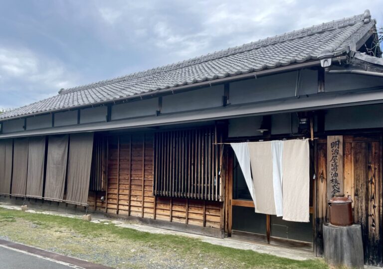 明治8年創業、木造蔵で受け継ぐ伝統の味わい「明治屋醤油」｜静岡県浜松市