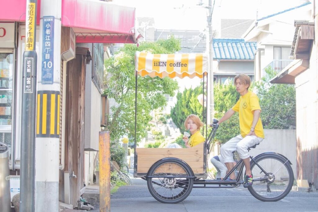 良縁珈琲ー三輪自転車ワゴンに乗るあいりさんとひでゆきさん