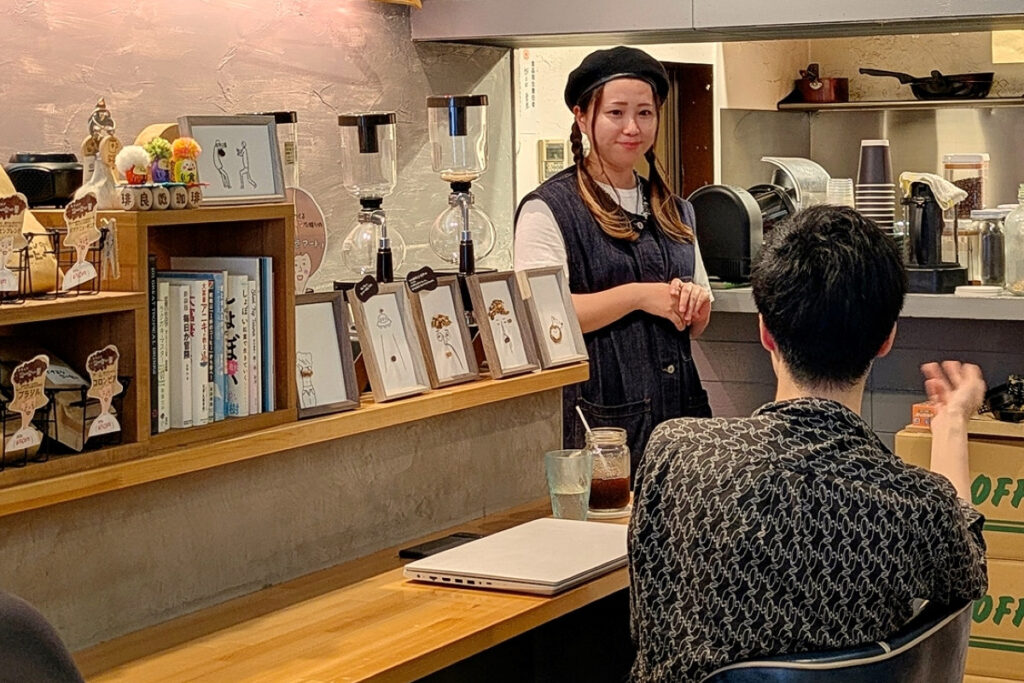 良縁珈琲ーお客さんと話すあいりさん
