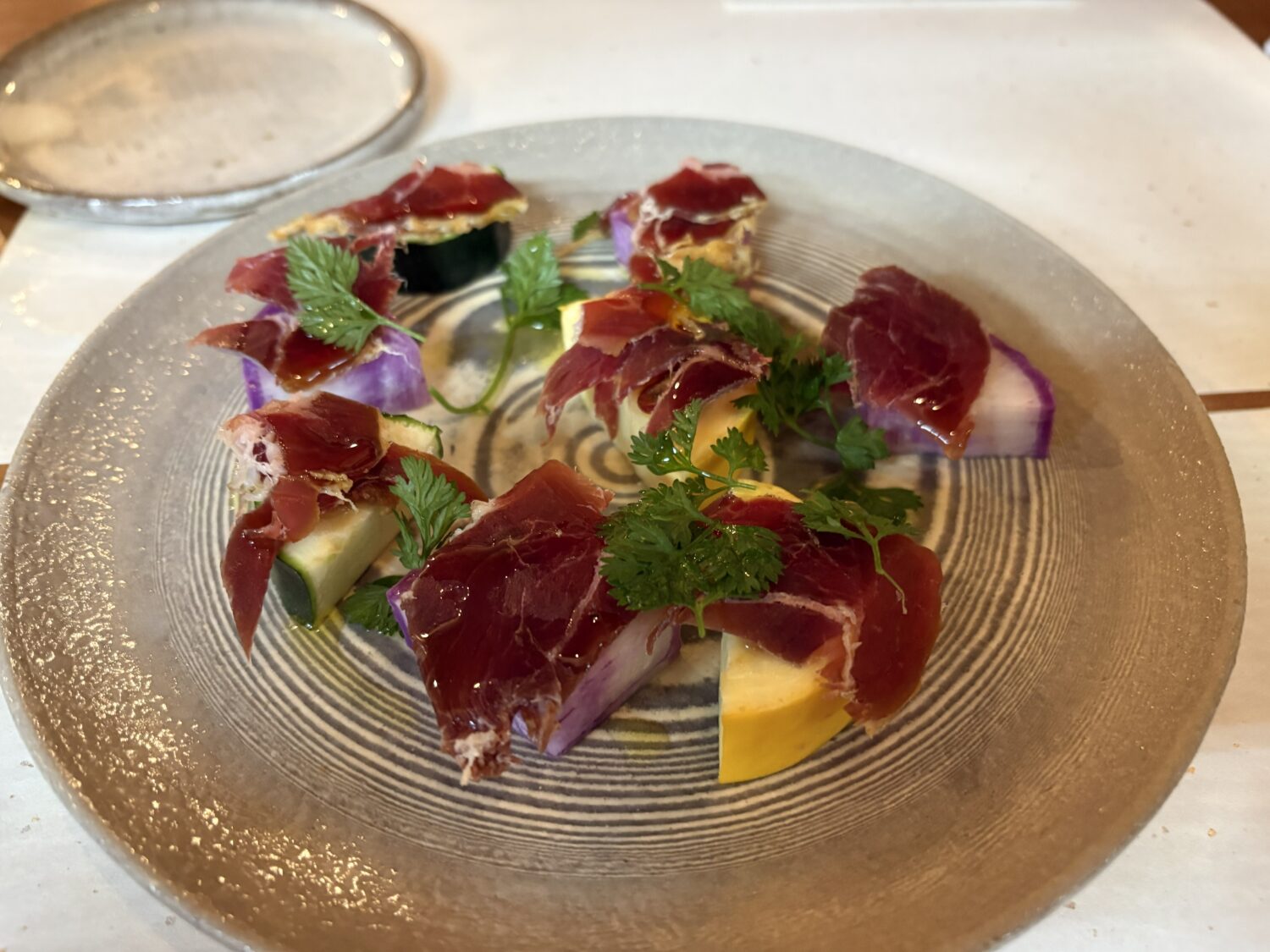 生ハムと旬野菜の前菜