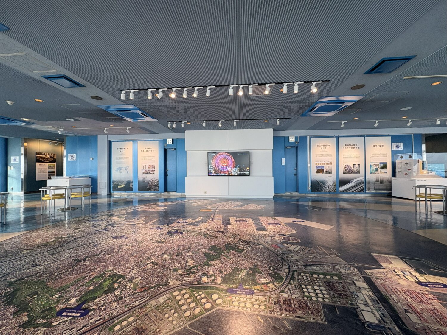 充実した展示のスカイラウンジ