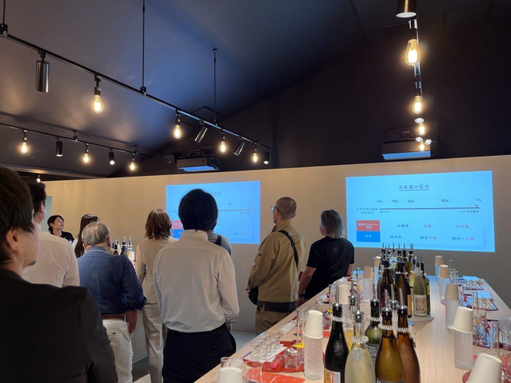 お店スタッフさんが日本酒の基礎知識を紹介している様子