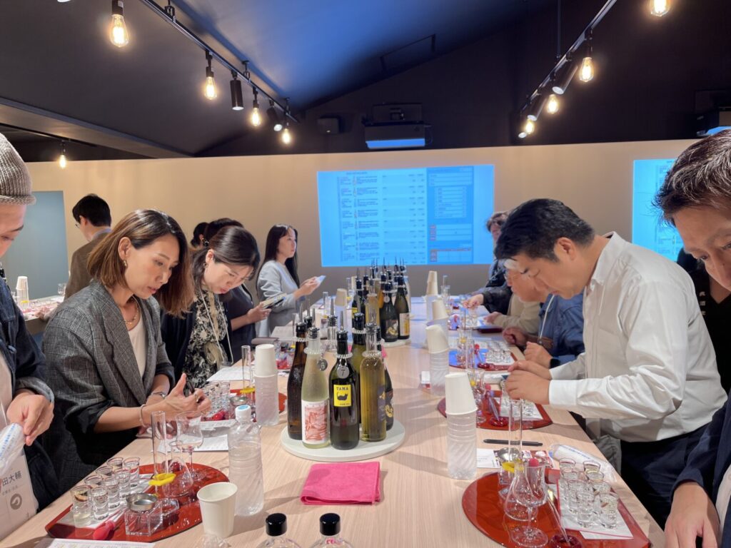 真剣に試飲・メモする参加者の方々