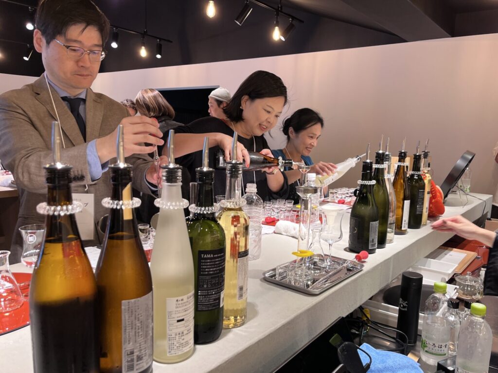 日本酒をブレンドする参加者の方々