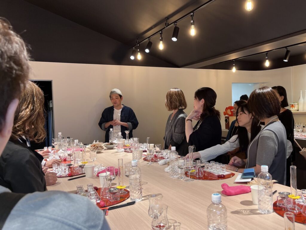 お料理の説明をされる津乃吉の店主吉田さん