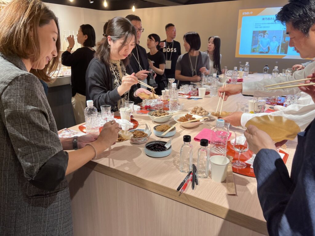 お料理を取り分けるみなさん