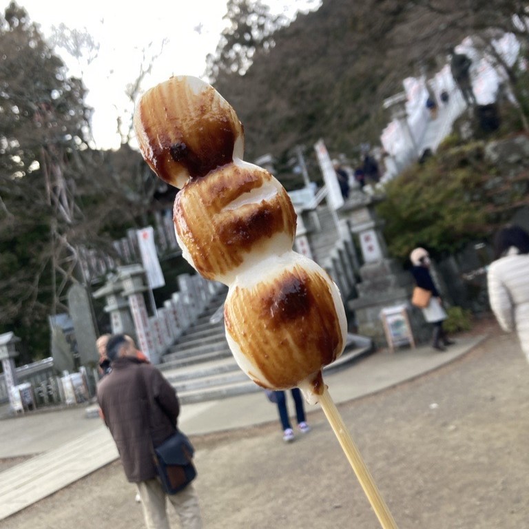 下山後に味噌団子をいただく
