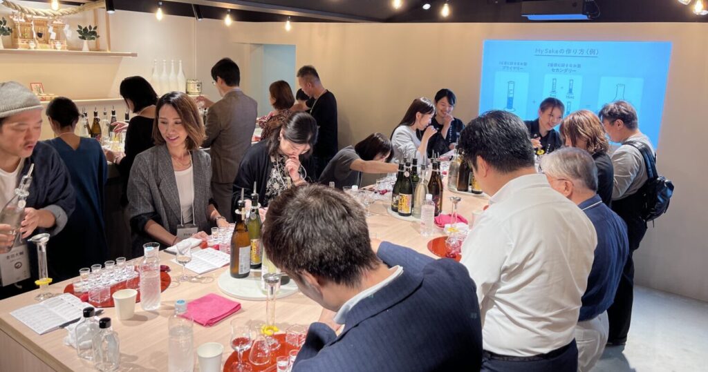 和気あいあいとオリジナル日本酒造り体験をする参加者