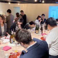 和気あいあいとオリジナル日本酒造り体験をする参加者