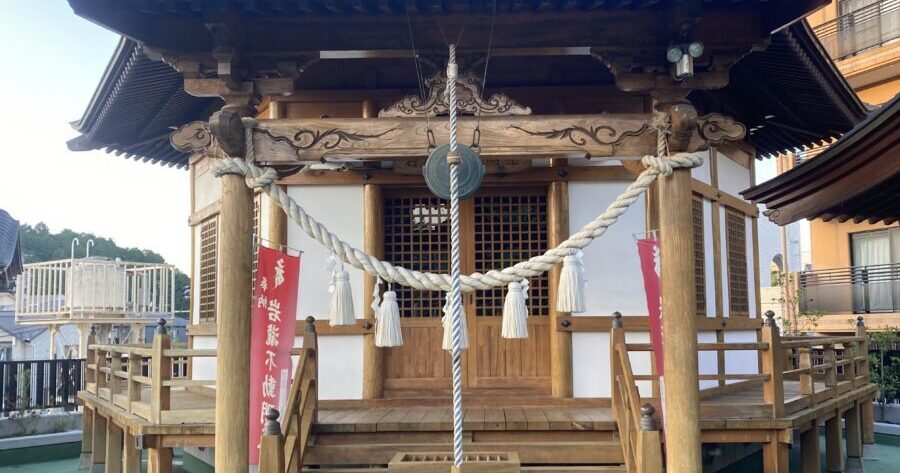 マンションの裏に神社！？「岩瀧不動明王」