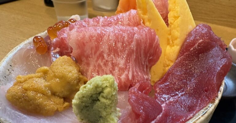 その日の運を味わう「おみくじ丼」｜仙台朝市の「地酒と旬味 東家」で出会う海のサプライズ