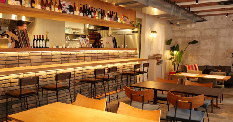 新宿の隠れ家で味わうナチュラルワイン×創作沖縄料理【BISTRO CHURA】｜新宿三丁目
