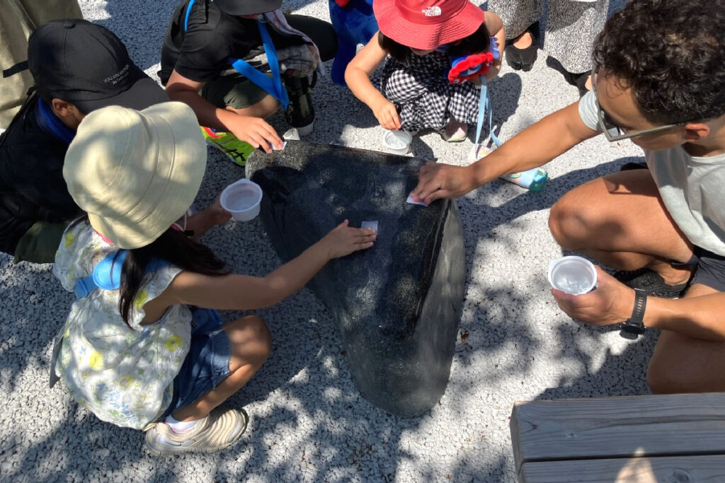 大阪石材工業ーLove Stone Project EXPO 2025:石を磨く参加者たち