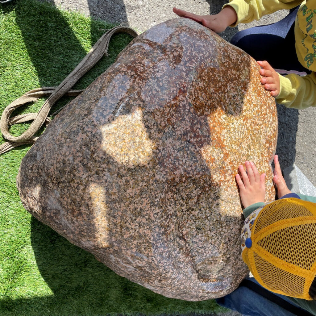 大阪石材工業ーLove Stone Project in Tondabayashi:子どもたちが石を磨く様子