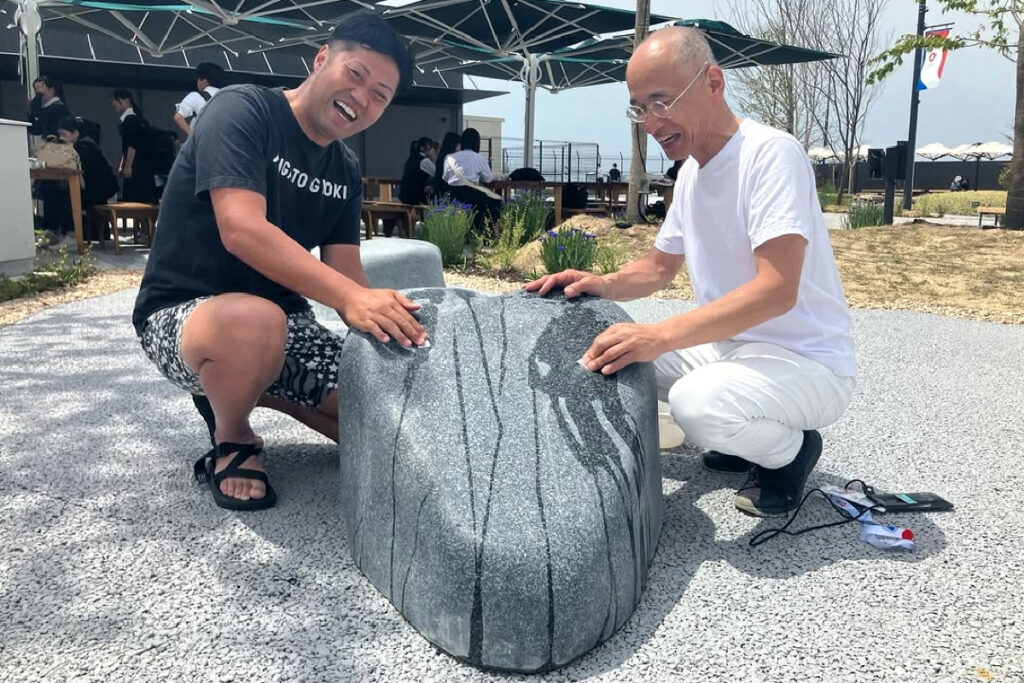 大阪石材工業ーLove Stone Project EXPO 2025:石を磨く安達さんと冨長さん