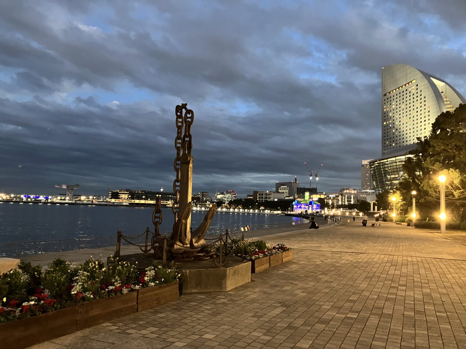 臨港パークの中にある錨のオブジェ