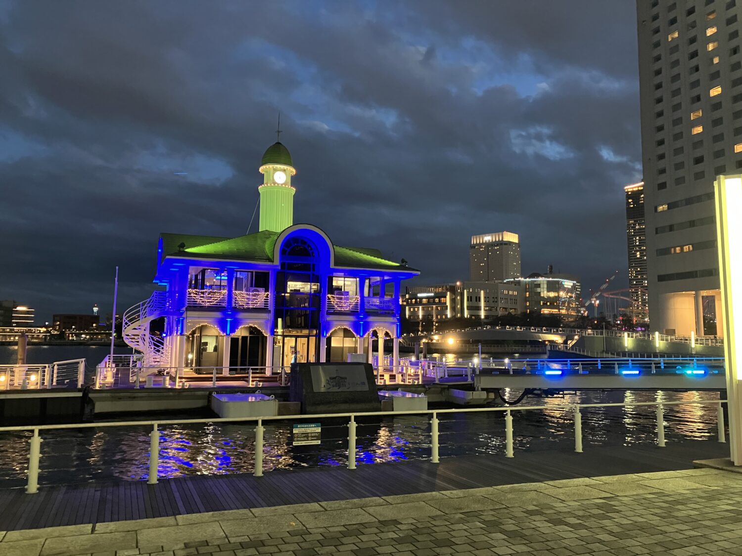 ぷかりさん橋。冬季はライトアップされる。