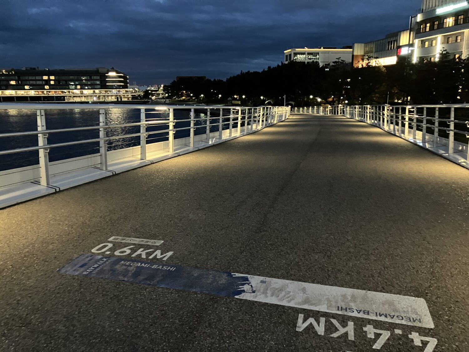 BAYWALK YOKOHAMAの0.6km地点。女神橋より。