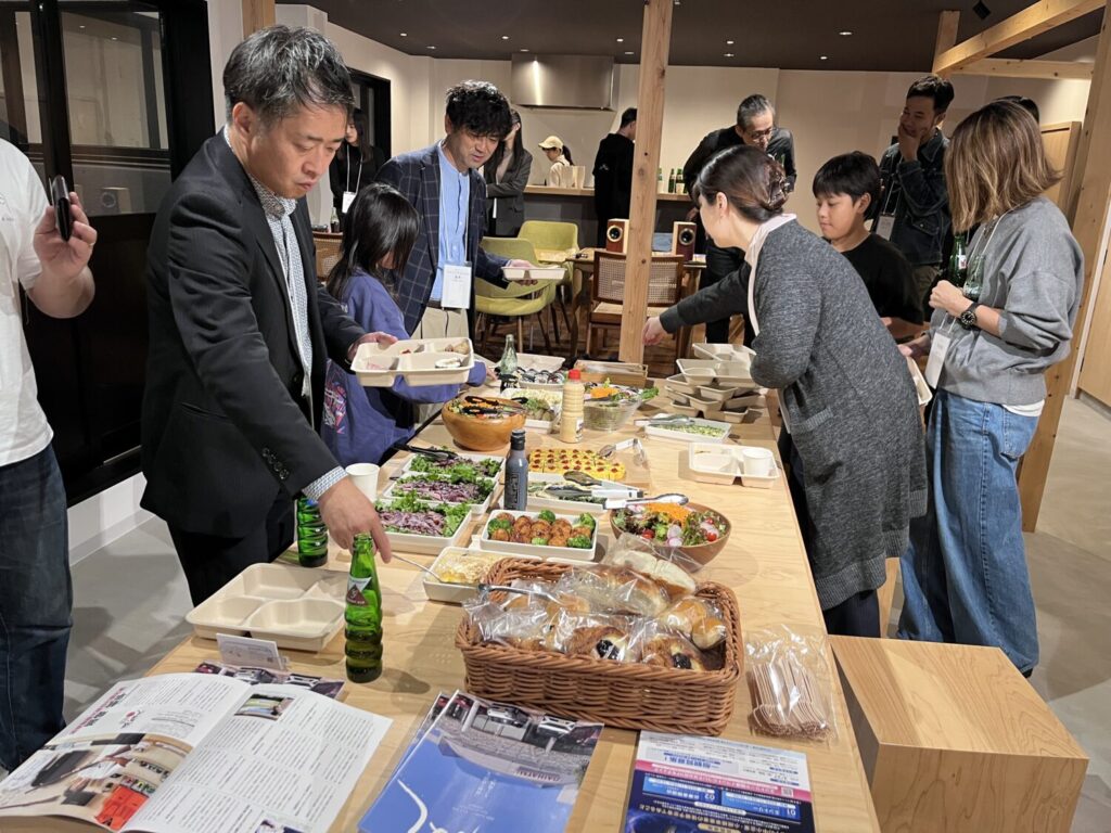 お料理を取り分ける参加者