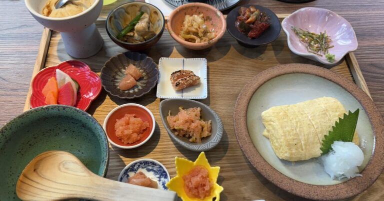 炊き立ての土鍋ごはんに明太子と出汁巻きが添えられた贅沢な朝食｜博多・冷泉町「食堂おわん」