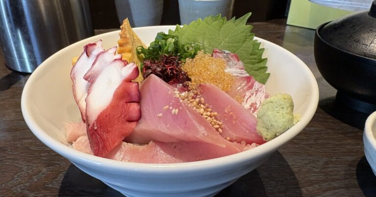 地元民に愛されるワンコイン海鮮丼を求めて｜佐賀の人気店「味彩おかもと」で味わう厚切りの刺身