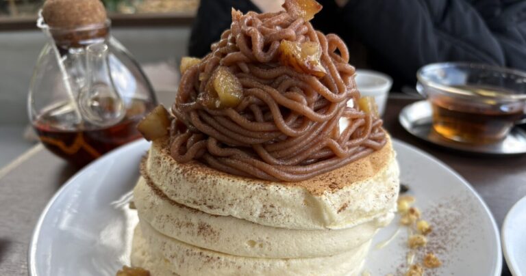 自家焙煎の香り漂う髙木珈琲 須磨離宮公園前店｜洋梨と栗の秋色モンブランパンケーキが絶品