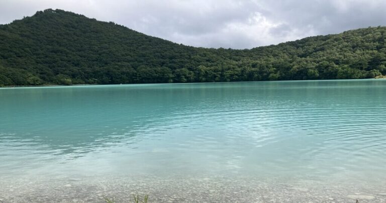宮城・潟沼｜鳴子峡とともに訪れたい！紅葉とエメラルドグリーンに輝く酸性湖