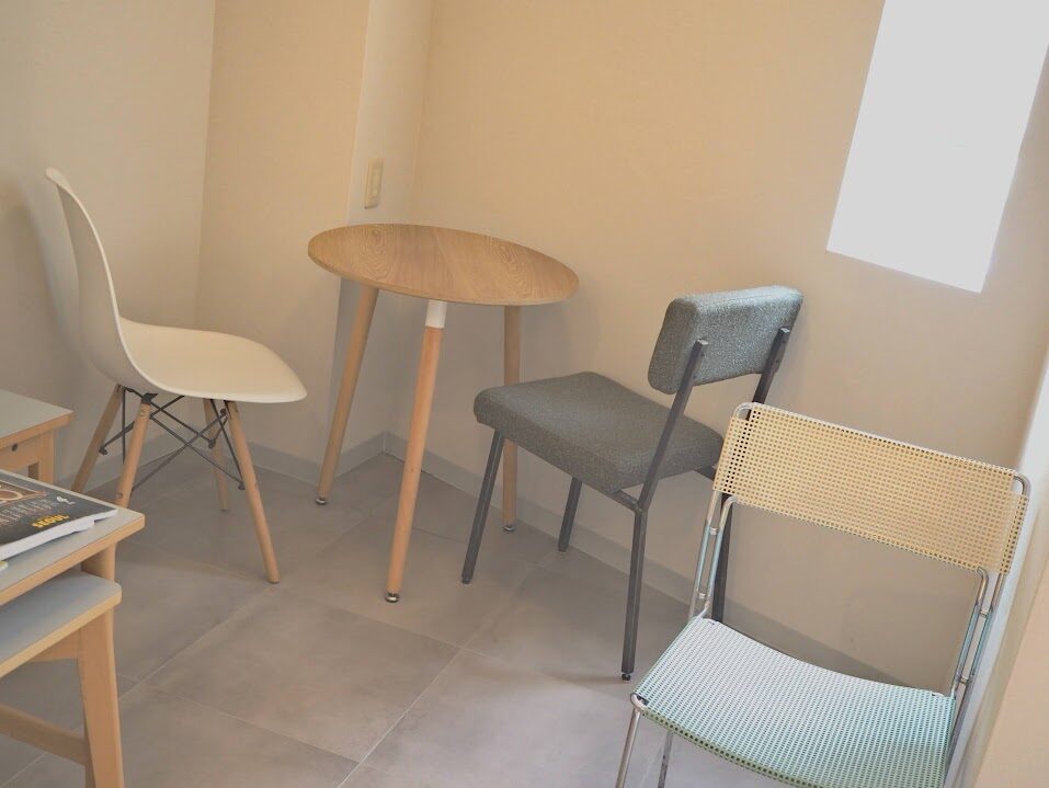 窓から日光が入って明るい店内