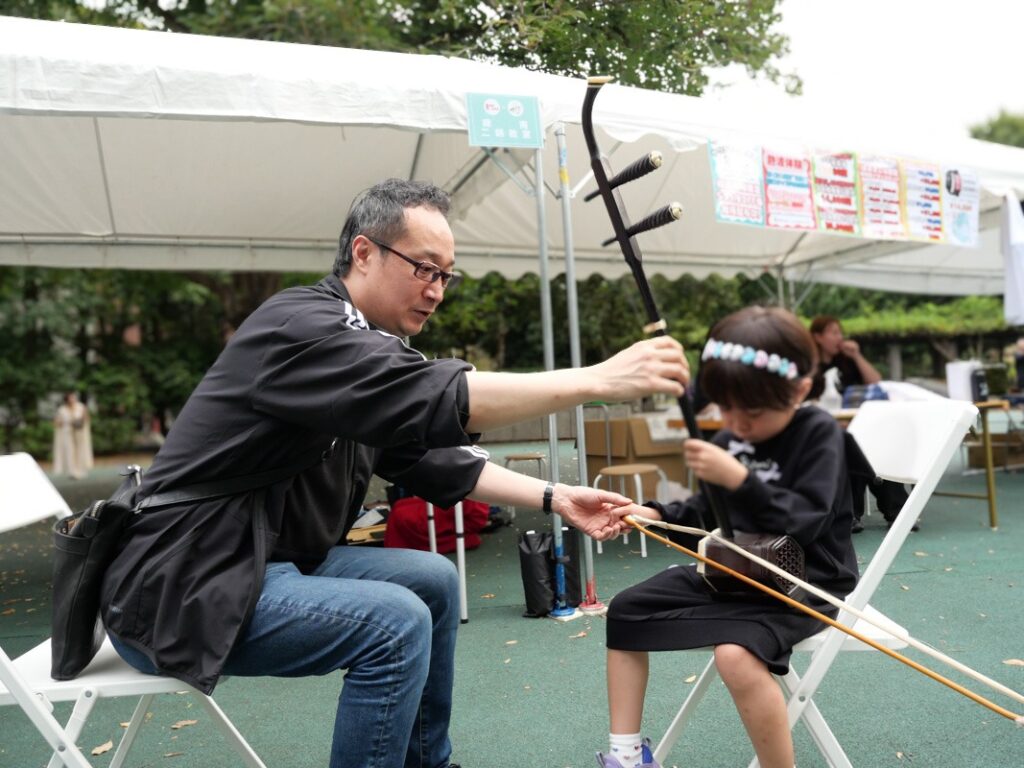 「樺南二胡楽堂」による二胡体験