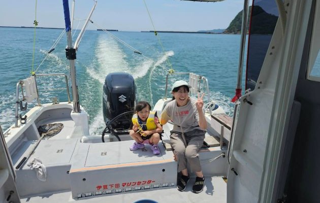 維持下田マリンセンターの船で、釣り場に向かう親子
