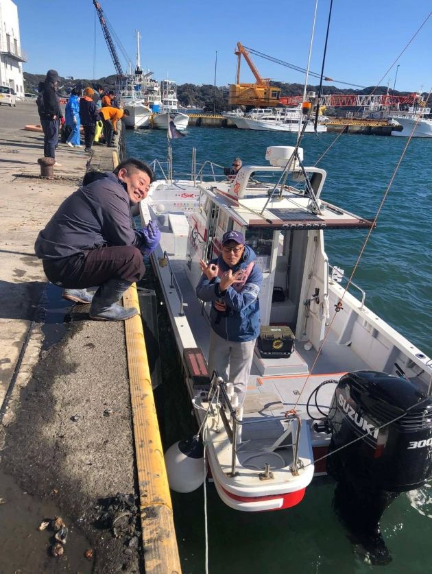 下田港荷上場 地元の人と船長の飯田さん