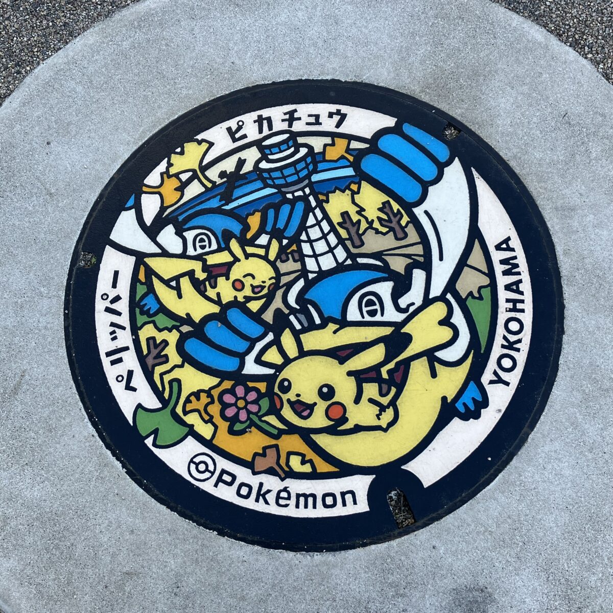 ピカチュウとペリッパーがマリンタワーを背景に描かれたデザインのポケふた