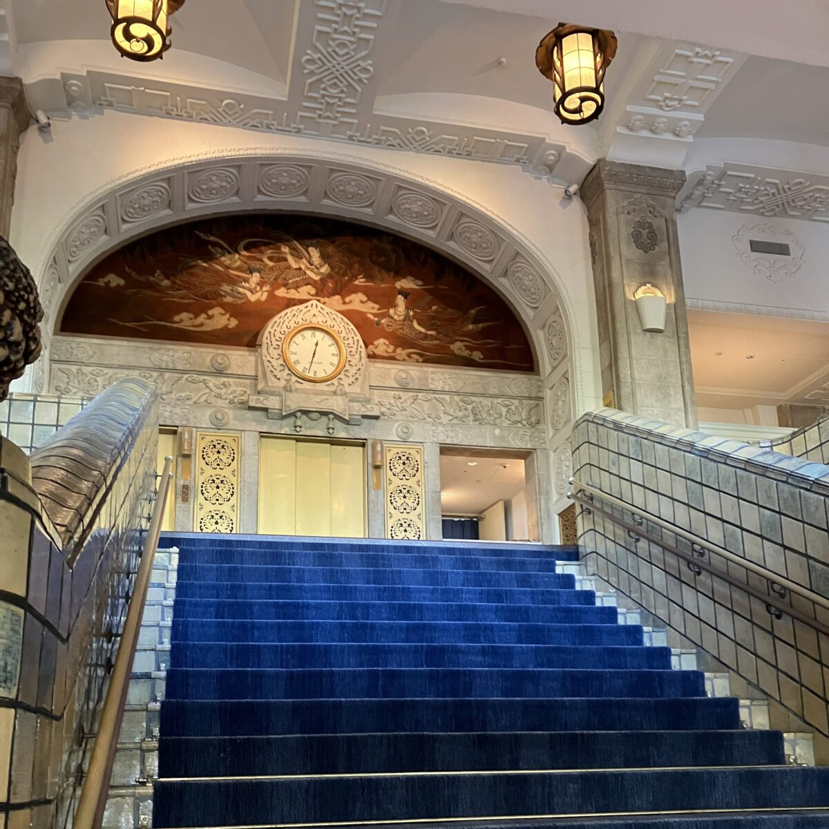 ホテルニューグランドのヨーロピアンスタイルの大階段