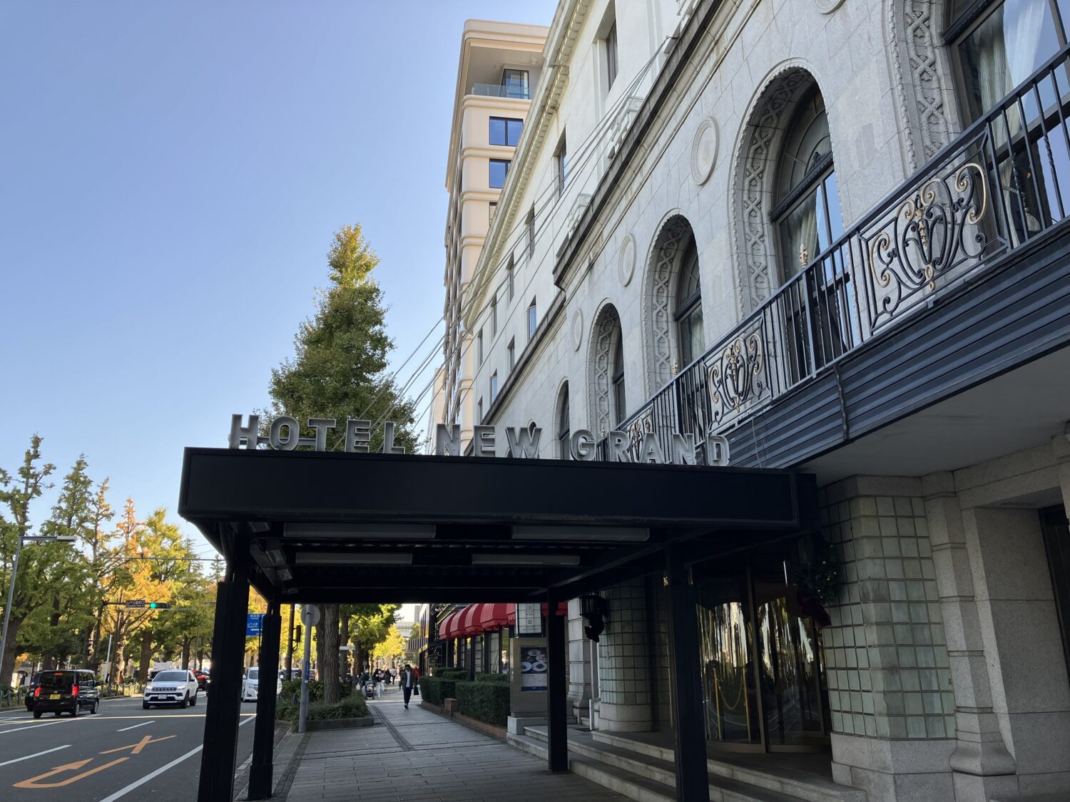 ホテルニューグランドの入り口外観の写真