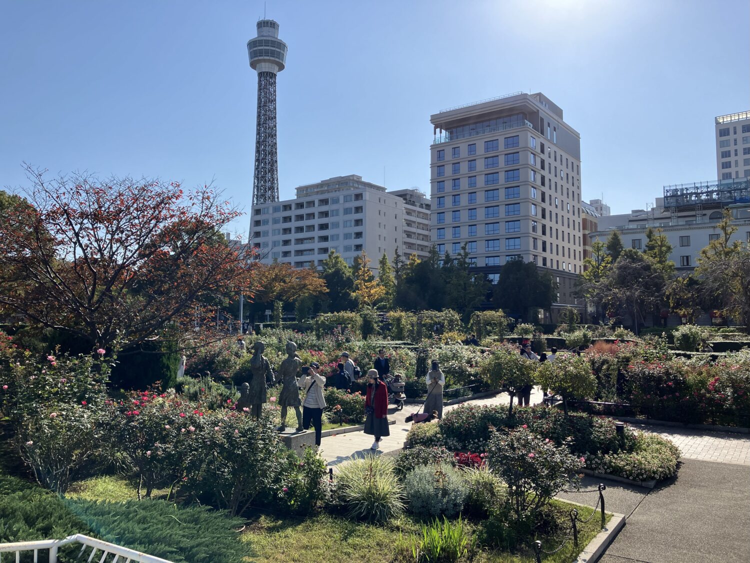 山下公園のバックには横浜マリンタワー