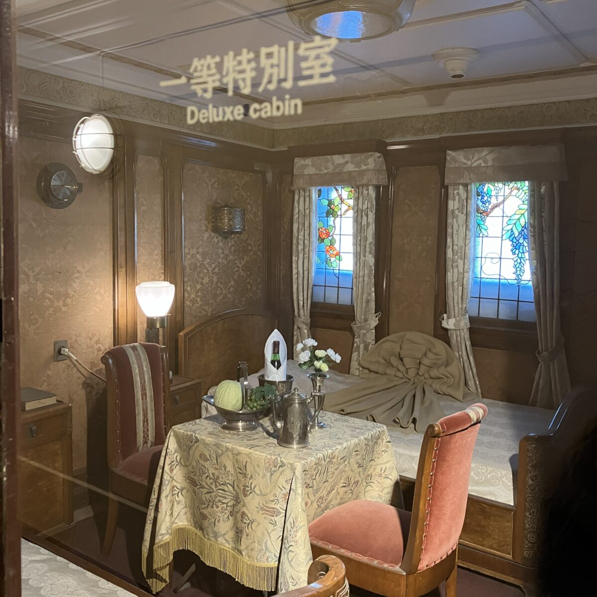 氷川丸の船内にある一等特別室の写真
