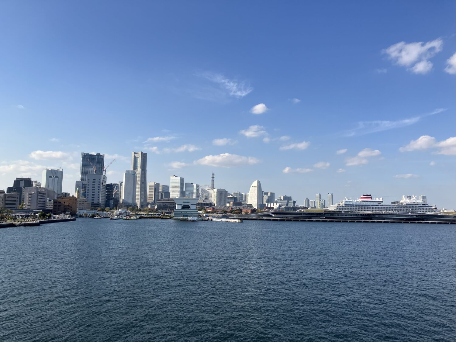 氷川丸のデッキからはみなとみらいの景色を一望できる