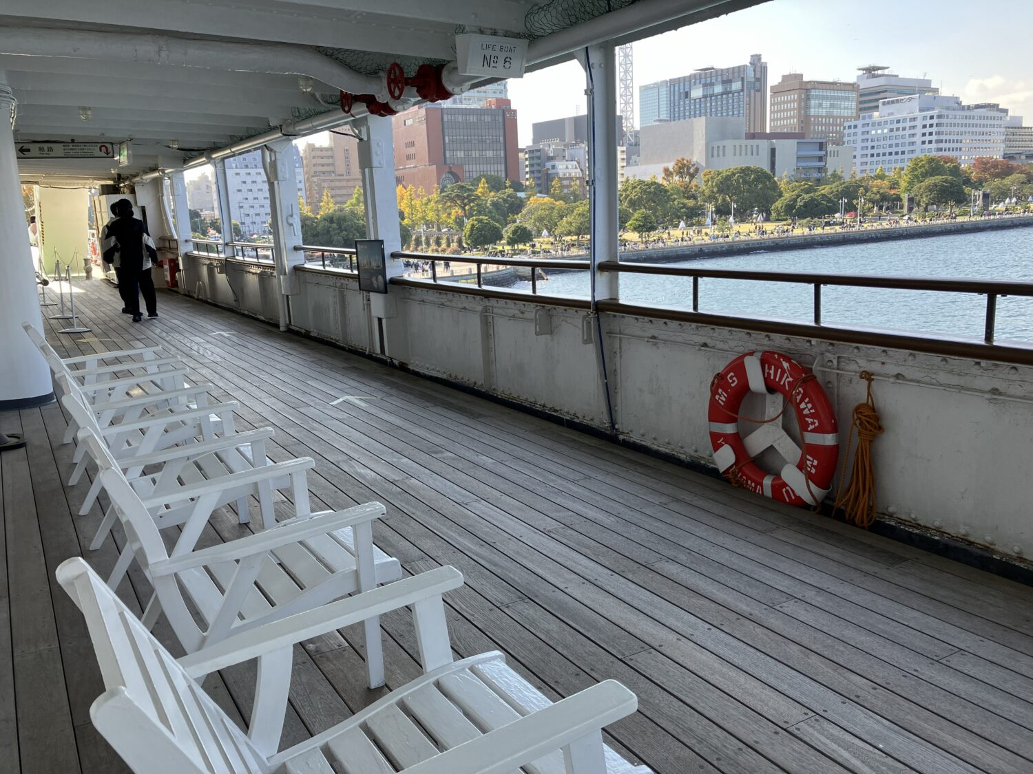 氷川丸のデッキには椅子が沢山あるので一休みに最適
