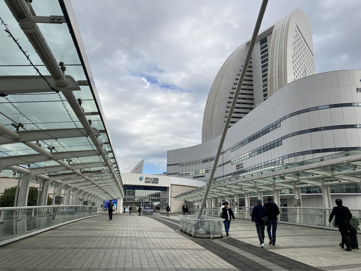 クイーンズスクエアからパシフィコ横浜を通りI'm donut ?に向かう。