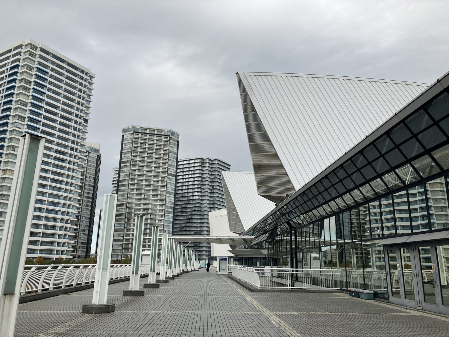 パシフィコ横浜とタワーマンション群の写真