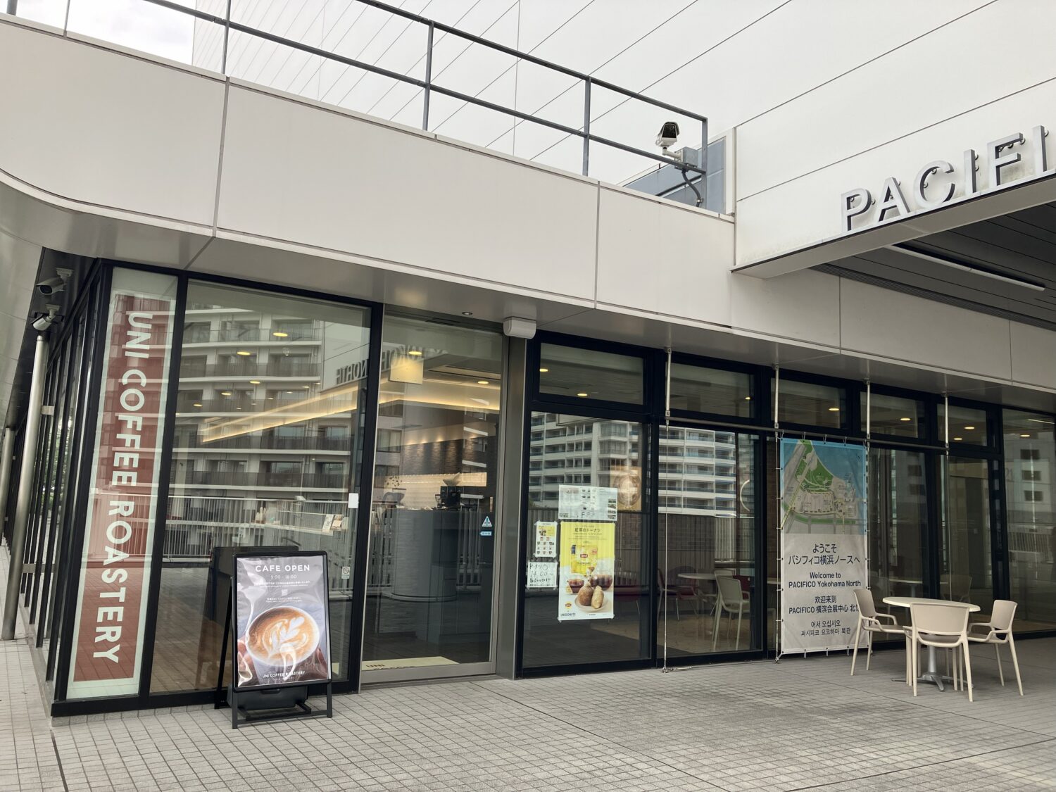 パシフィコ横浜ノースの2階にあるUNI COFFEE ROASTERYの外観
