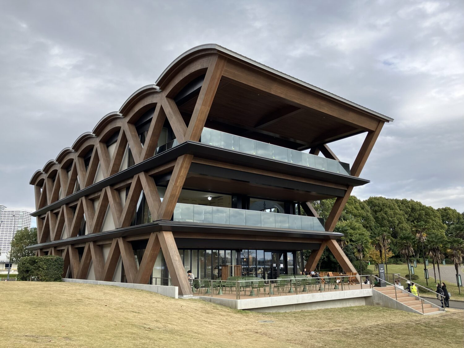 みなとみらいの『I'm donut ?』とベーカリーカフェ『dacō』が入っている建物外観