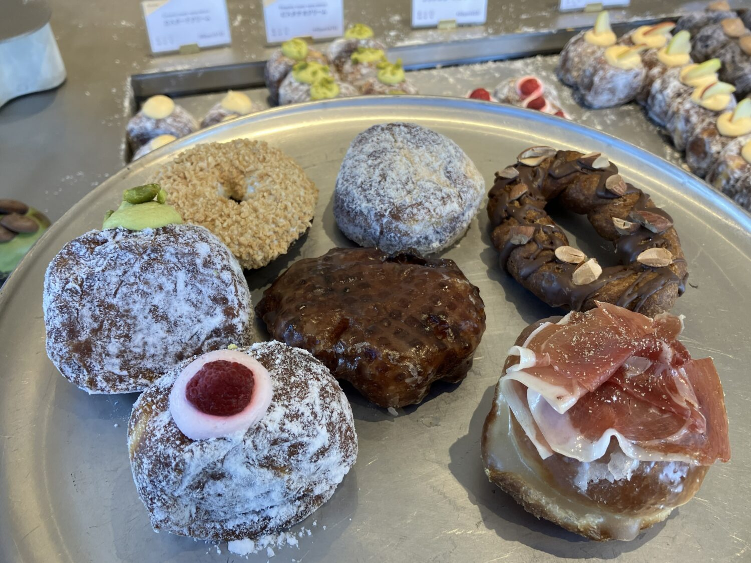 フランボワーズクリーム、ピスタチオクリーム、アイムドーナツ プレーン、キャラメルクランチ、マンハッタン、レアドーナツオリジナル、メープルプロシュートの写真