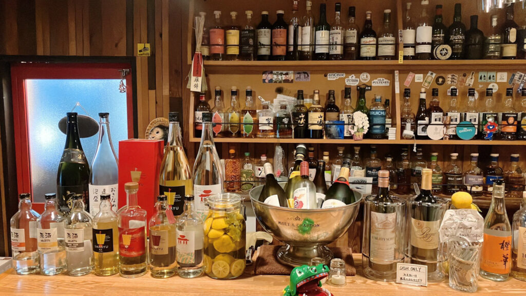 カウンターにはさまざまな種類の酒類が並ぶ（写真提供：小春日和）