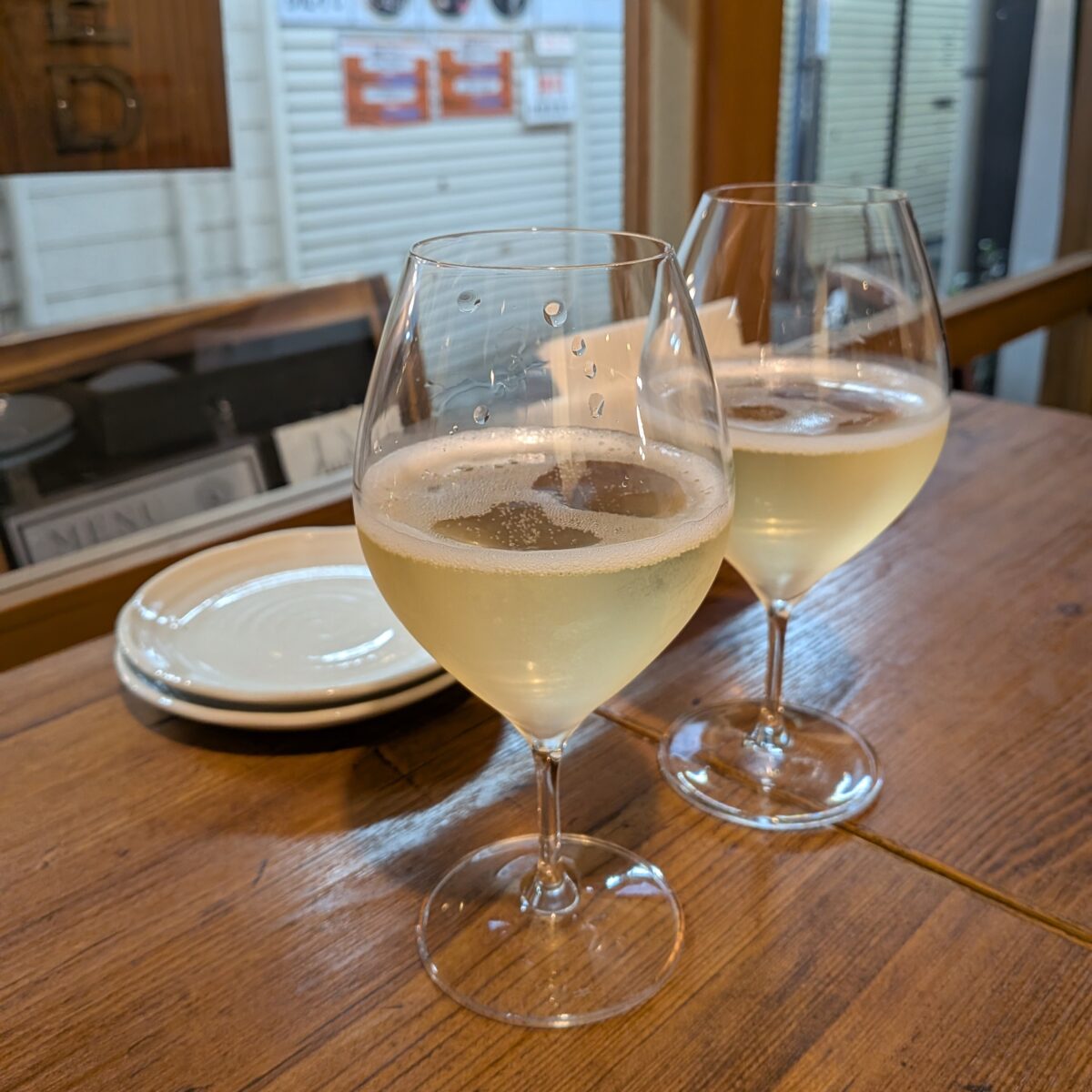 キツネノアトチでスパークリングワインを注文