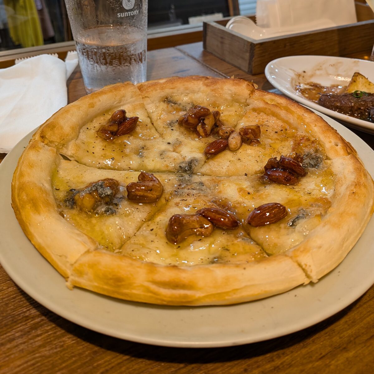 キツネノアトチの「ゴルゴンゾーラとハチミツ」（ピザ）