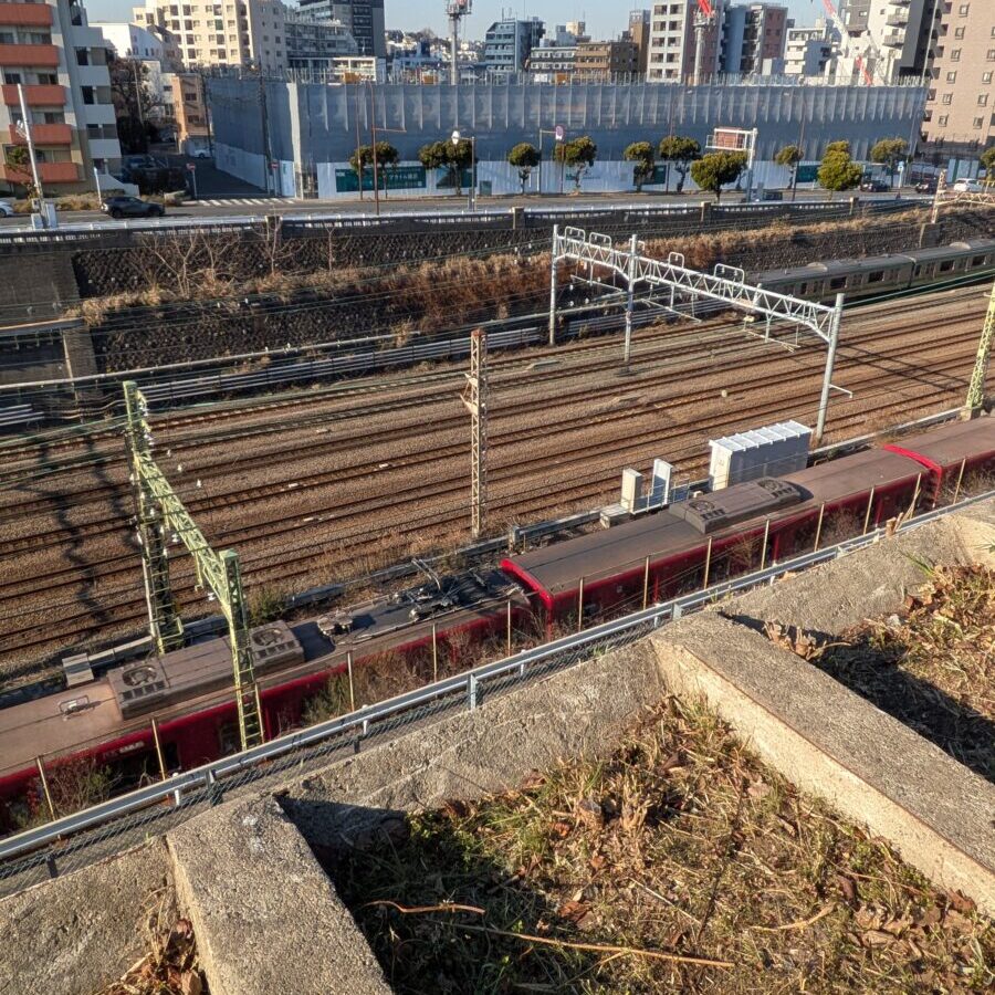 幸ケ谷公園からみえた京急線
