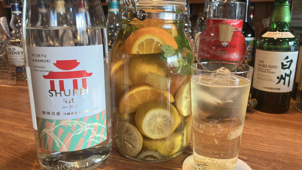 守禮30度沖縄県産米泡盛ブレンドを使った"自家製泡盛サングリア"（写真提供：小春日和）