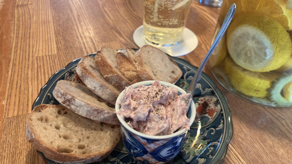 人気メニュー「コンビーフとマスカルポーネのディップ」（写真提供：小春日和）